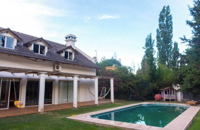 Tranquil villa with WiFi and Pool in Chacras de Coria