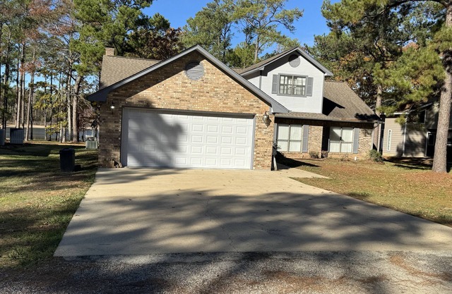 Tranquil Waterfront Retreat: 4BR/2.5BA Cozy Lakehouse on the Water!