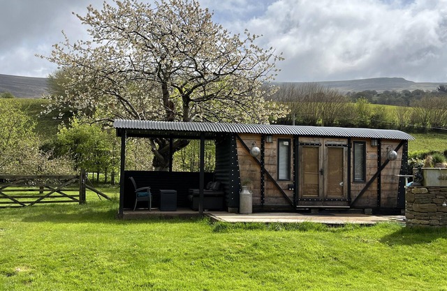 Transformed Railway Wagon- Sleeps2-Garden-Firepit