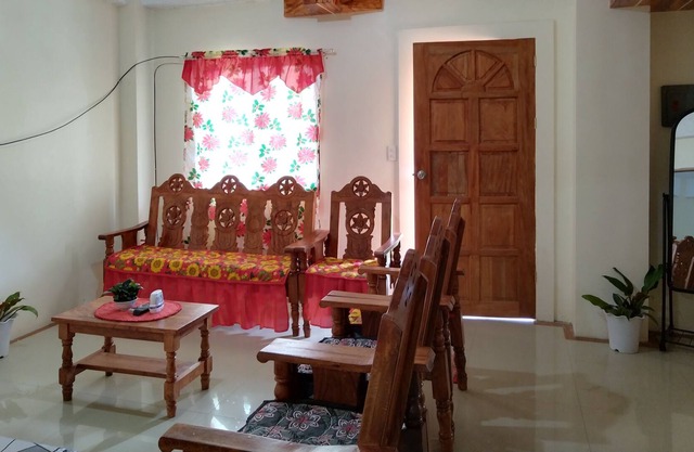 Transient Apartment with Mountain View - 8 min to Burnham Park