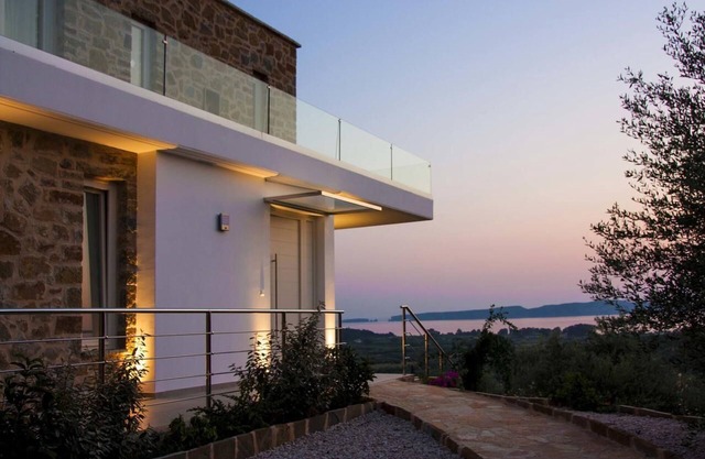 Traumvilla mit Blick auf die Bucht von Navarino - 5 min zum Strand und Golfplatz