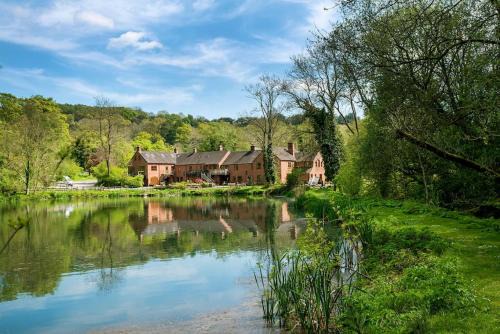 Travel Fox Cottages- Swimming Lake, BBQ Hut, Games Area - Alton Towers