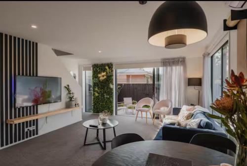 Travellers' dream steps from shops and close to Airport