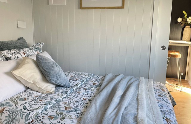 Travellers Hideaway – private, quiet garden, off-street parking, great location.