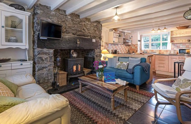 Trawsfynnydd cottage with walks from the door