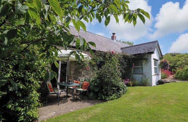 TRAWSNANT COTTAGE, pet friendly, with hot tub in New Quay