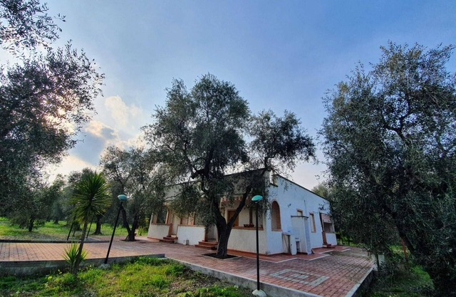 Tre Appartamenti in Villa con Giardino Vicino al Mare