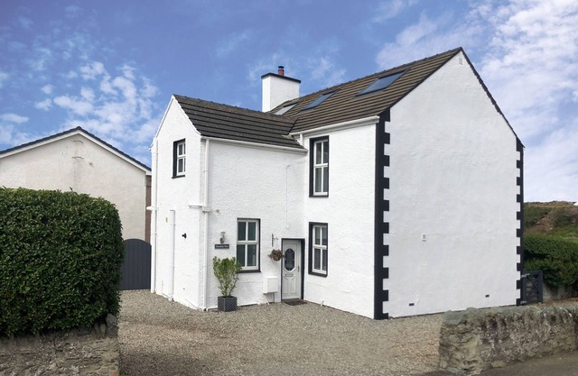 TREARDDUR VIEW, pet friendly, with hot tub in Trearddur Bay