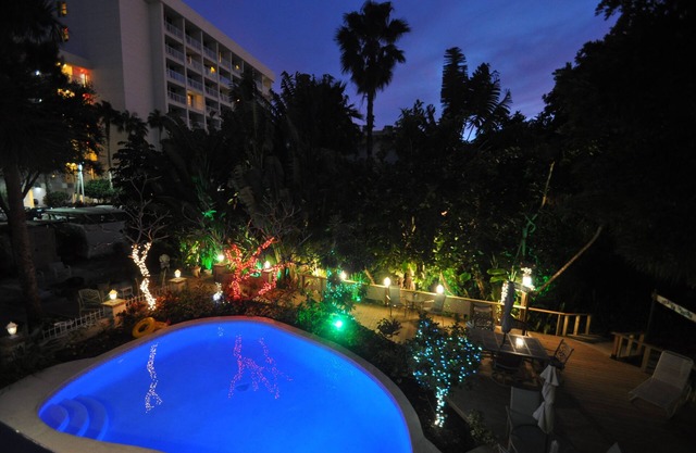 Treasure Island Beach Pool Wi-Fi Steps to Beach Sleeps 15