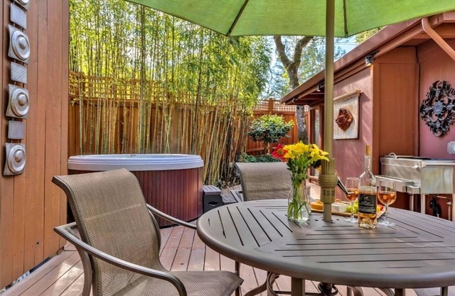 Tree Fort:FUN Treetop Cabin Perfection! Outdoor TV! EV Charger!HtTb,Decks,Pup