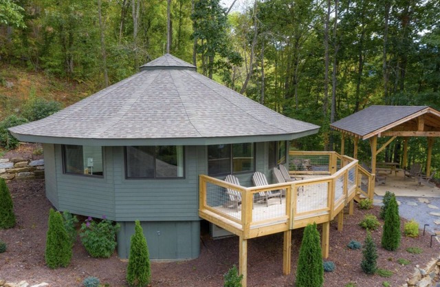 Tree House Lodging One in Springdale Golf Resort