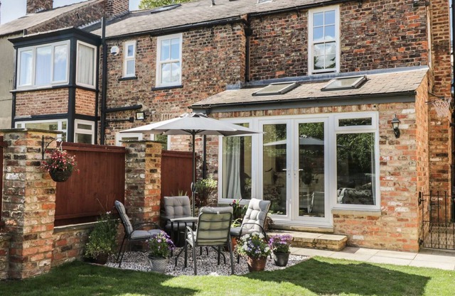 TREE TOP COTTAGE, pet friendly, with open fire in Ripon