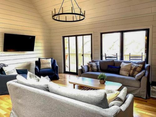 Tree Top Lakefront Cottage on Lake Nantahala