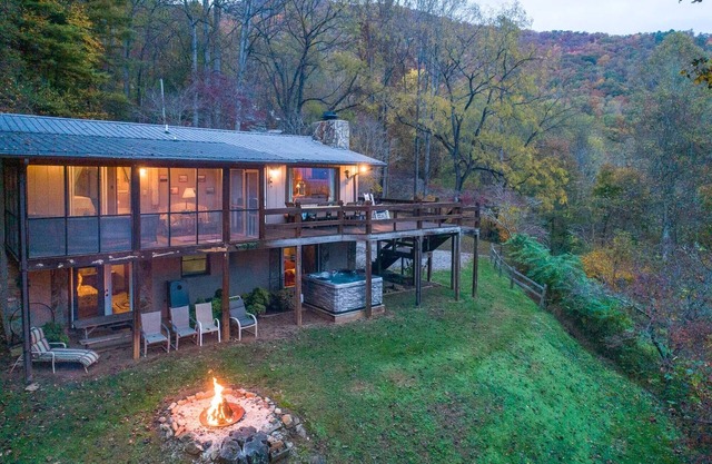 Tree Tops - Comfy Home w/Long Range Mountain Views - Hot Tub! Fire Pit! Great Location!