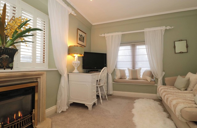 TREE TOPS, pet friendly, character holiday cottage in Broadway