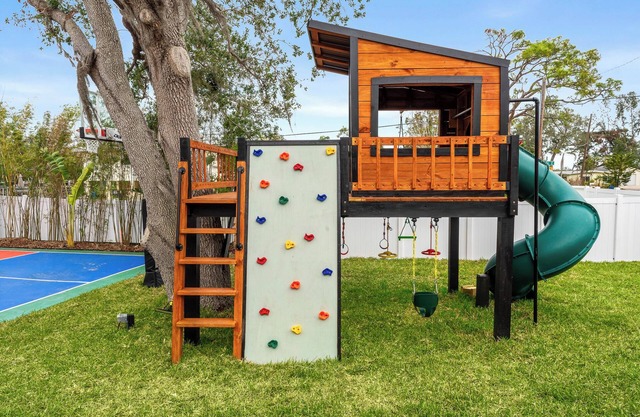 Treehouse Fun Waterfront Heated Pool Hot Tub