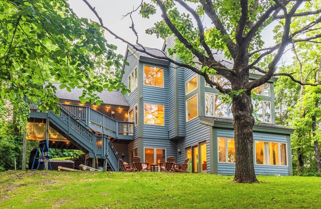 Treehouse: Hot Tub! Firepit! Cozy, Secluded, + Spacious.