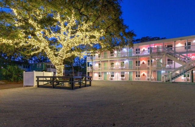 TreeHouse Lodge, Walk to Beach, Pet-Friendly 204