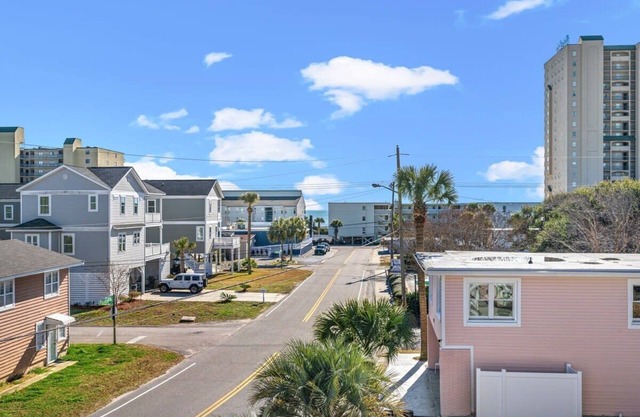 TreeHouse Lodge, Walk to Beach, Pet-Friendly 302