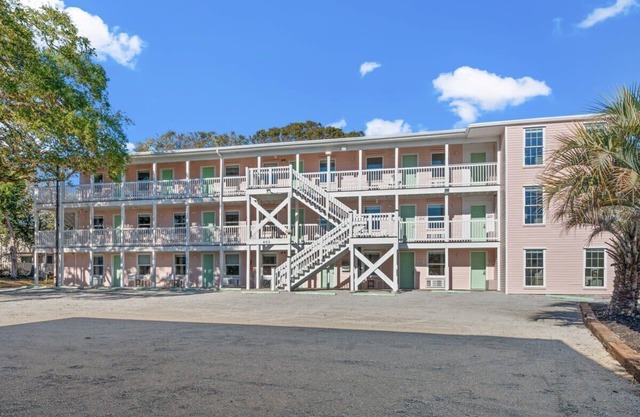 TreeHouse Lodge, Walk to Beach, Pet-Friendly 304