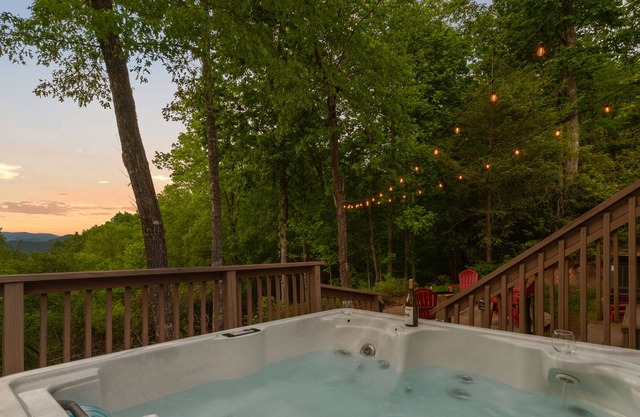 Treetop cabin, BRAND-NEW 6-person hot tub, pool table, full yr views