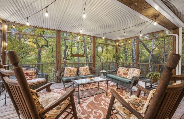 Treetop Montreat/Blk Mtn 5BR/4BA cabin w/Creek just 20 minutes to Asheville!