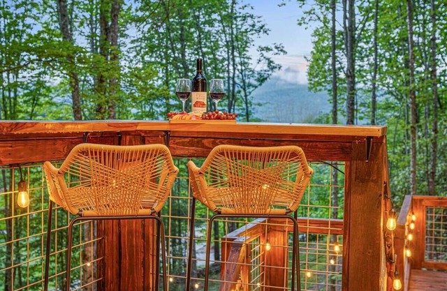 Treetop MT Views w/Hot Tub & Fire Pit