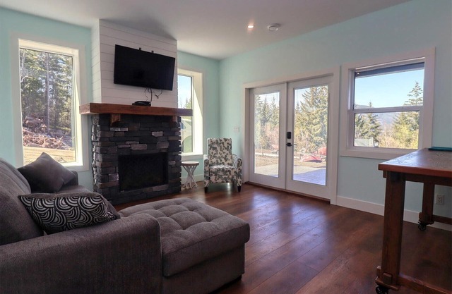 TREETOP PARADISE SUITEnBreathtaking lake and mountain views 5 min from the beach