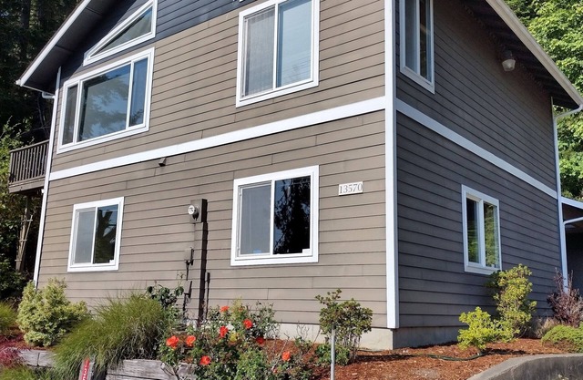 Treetop Retreat on Hood Canal with majestic views and Outdoor SoakingnTub.