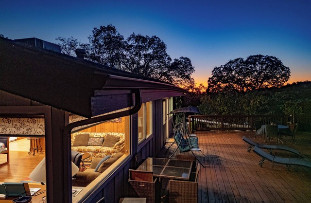 Treetop Villa, Charming cottage on 100 acres with WiFi and AC in serene Mariposa