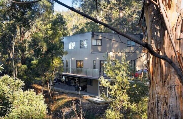 "Treetops Retreat" Sleeps 10, 3 Baths - Peaceful