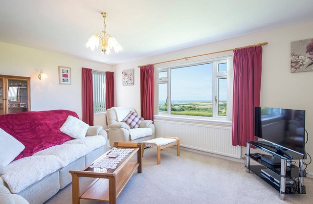 Trefisheg Bungalow, Holiday home Strumble Head, Sleeps 6, 3 bedrooms, bathrooms