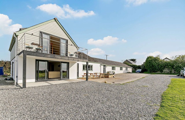 Trefloss - Five Bedroom House, Sleeps 10