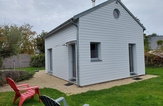 Trégastel wooden house on the pink granite coast 300m from the seafront, wifi.