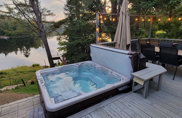 Tremblant Lakeside Cottage with Hot Tub