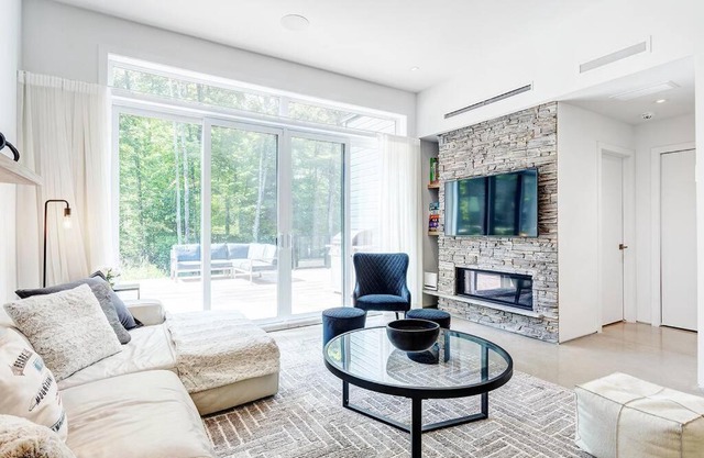 Tremblant Oasis: Luxury, Nature, Hot Tub, Views!