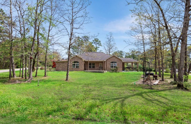 Tremendous Family Home on the Curve! 3-bedrooms close to the lake and amenities