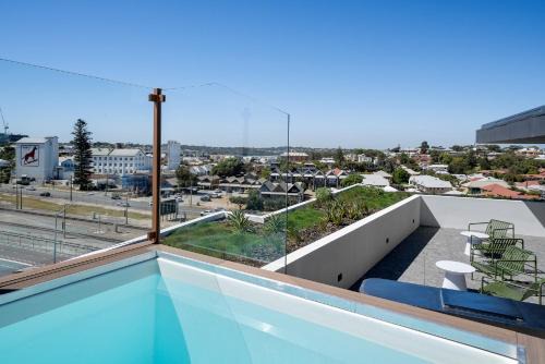 Trendy 1-Bed Retreat in Fremantle with Rooftop