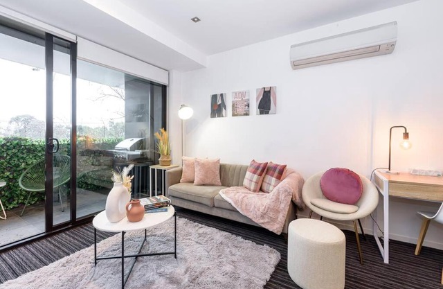 Trendy 2 bed 2 bath Apartment - Heart of St Kilda