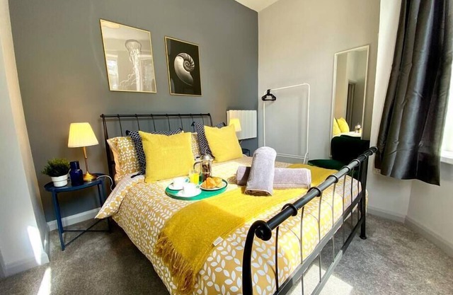 Trendy Apartment - 5 minute walk to the beach!