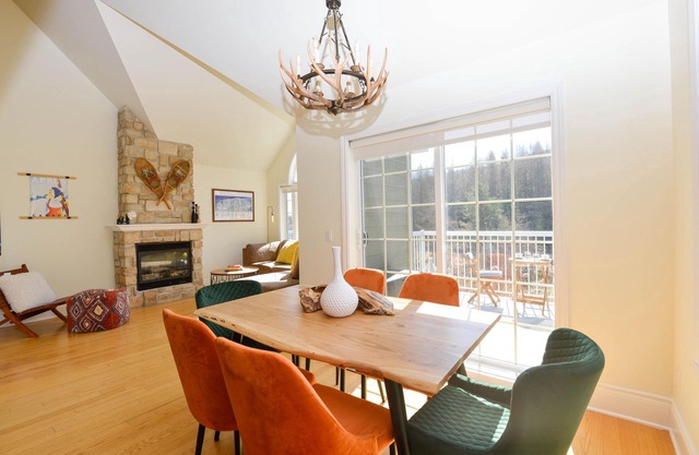 Trendy Condo Near the Slopes - 5 Minutes Walk to the Chairlift!