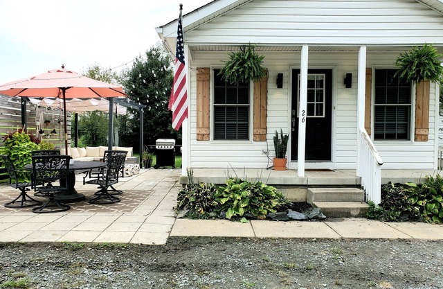 Trendy Cozy Cottage Clean Bright Three bed, Two bath Patio