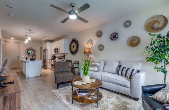 Trendy Hidden Gem Apt w/free Parking Pets allowed