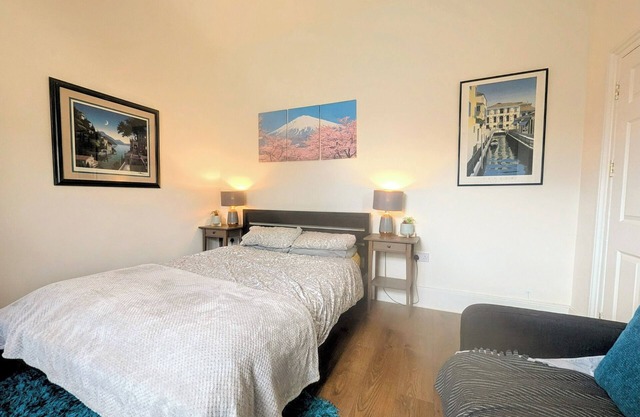 Trendy vintage 5/6 bed 2 bath family house central London
