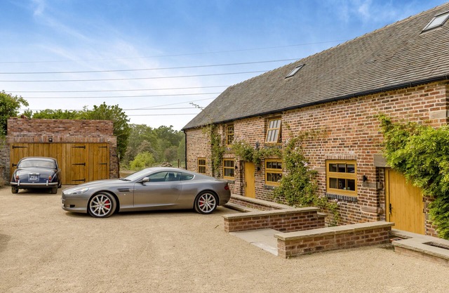 Trent Barn - Eight Bedroom House, Sleeps 16