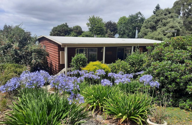 TRENTHAM nearby! Sleeps 2-9 maximum. Family-friendly - pet-friendly.