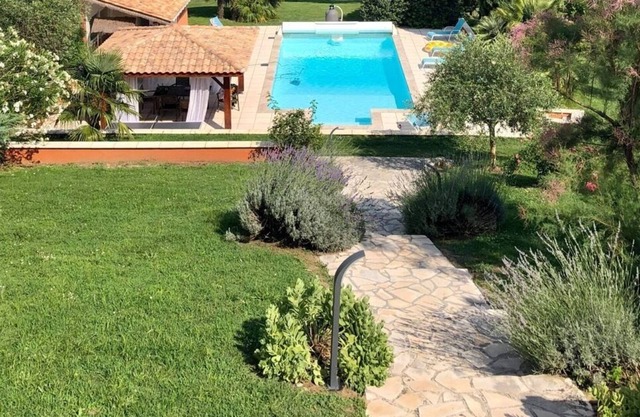 TRES GRANDE MAISON - GRANDE PISCINE - VUE IMPRENABLE sur VIGNOBLE. AU CALME