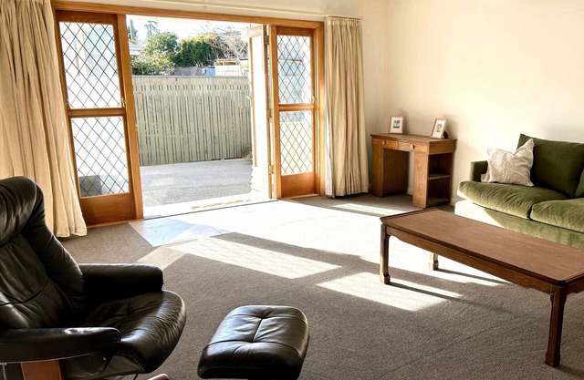 Tresco Apartments: Luxury 2 Bedroom Apartment with Garden View