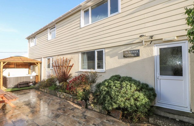 TREWENNA, pet friendly, with pool in Mullion