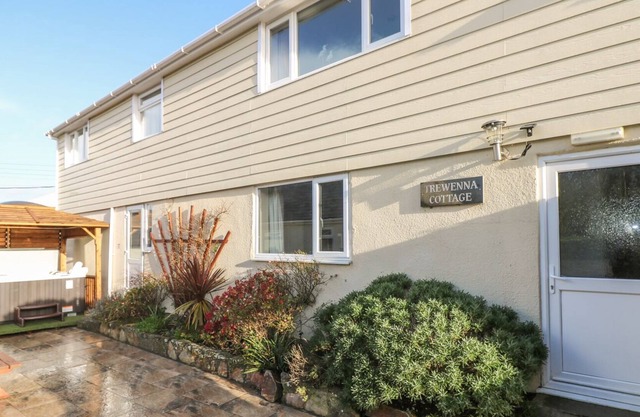 TREWENNA, pet friendly, with pool in Mullion